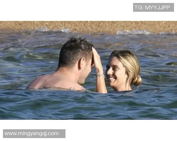 与足球明星亲密合照的女孩们展现青春魅力与梦想追逐的瞬间